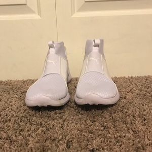 White puma tennis shoes